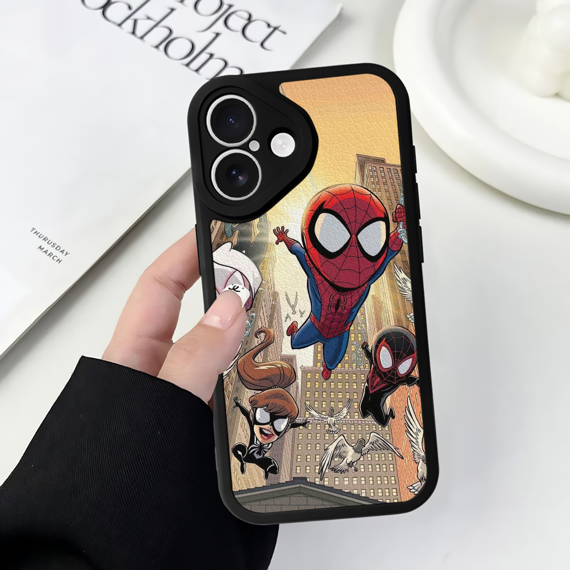 Spider Man スパイダーマン 【iPhone 16シリーズ対応】シリコンスマホケース（レザー調） 材質：シリコン